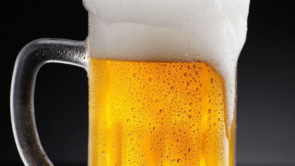 Boccale di birra chiara con schiuma